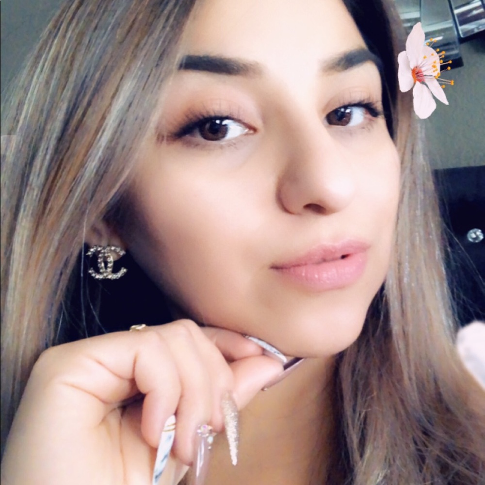 Meet your Posher, Claudia